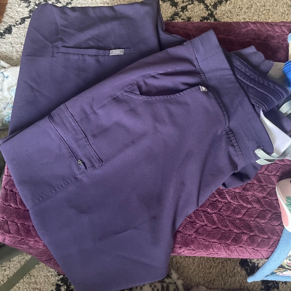 XL purple shadow figs scrubs. Worn twice, great condition